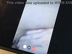 Olgun bir İspanyol MILF, web kamerasında dilini gösterdikten sonra iç çamaşırına girer