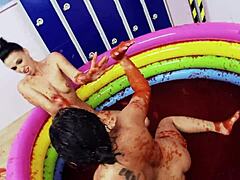 Leszbikusok nagy hamis mellekkel örömmel birkóznak egy zselés medencében