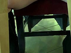 Vídeo HD de uma garota gostosa exibindo sua lingerie e calcinha vibrando em público