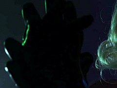 Arya Grander, una dominatrice vestita di lattice, seduce con le sue abilità asmr per una sessione di feticismo di Halloween