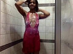 Эвонная мама принимает мокрый душ и играет в розовых кружевных трусиках