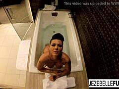 जेज़बेल बॉन्ड्स एकल स्नान समय वीडियो