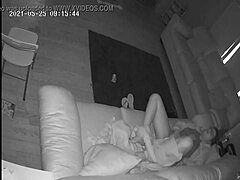 Virkelig kvinnelig orgasme fanget på skjult kamera med kåt barnevakt