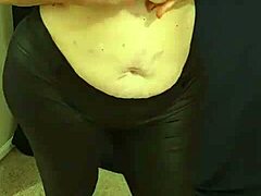 Tlustá MILF s velkými přirozenými prsy tančí a masturbuje se v růžových mikrobikiních, než použije lotion