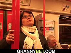 Молодой парень встречается со зрелой женщиной с огромными сиськами в метро