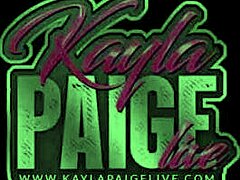 Sânii mici ai lui Kayla Paige se răscoală în timp ce folosește bagheta magică pentru a-și crema păsărica