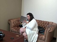 Mia Marks met haar grote borsten speelt in een college-casting-bankvideo