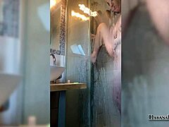Домашнее видео мастурбации девушки с большой задницей в душе