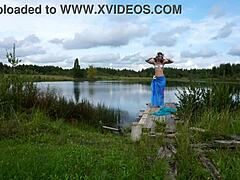 Žena v bikíne tancuje na jazere
