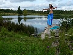 ビキニの女が湖で踊る