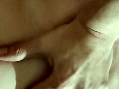 Video starejše ženske, ki uživa v analni in vaginalni igri z zaponko za zadnjico enoroga
