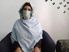 Uma verdadeira adolescente árabe vestida com hijab se dá prazer e ejacula enquanto o marido está fora
