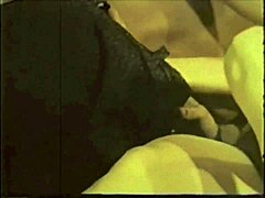 Une séance photo porno vintage mettant en vedette une MILF mature poilue