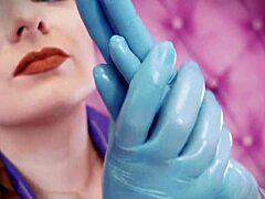 Ариана Грандер, жаждущая спермы, предается чувственной сессии с использованием нитриловых перчаток и масла
