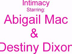 Abigail Mac, prsatá blondýnka, má lízanou vagínu od lesbické Destiny Dixon
