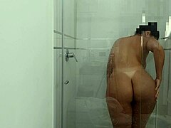 Sora vitregă latina este surprinsă pe o cameră ascunsă făcând un duș cu un fund mare