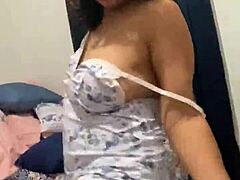 लैटिना MILF अन्ना मारिया अपने अद्भुत शरीर को दिखा रही है