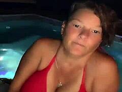 Sessione da solista in piscina con una MILF tettona