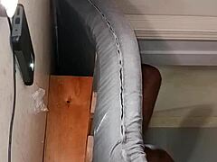 Una MILF negra amateur tiene su coño follado en el gloryhole