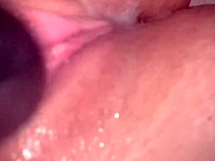Amaterski par uživa v intenzivnem orgazmu z vibratorjem in stimulacijo klitorisa
