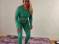אישה שרירית בלונדינית מנסה את בגדי הספורט שלה