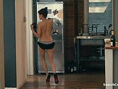 Die berühmte Brittany Murphy spielt in einer heißen Handjobszene in Topless
