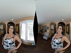 Un porno en réalité virtuelle mettant en vedette une MILF brune aux gros seins