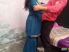 印度夫妇的禁忌性爱录像带含有脏的谈话和继母