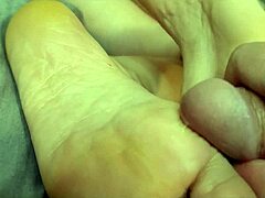 Kinky Foot Massage in Cum Play v HD Pornu
