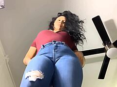 一个肥胖而曲线的熟女的独家视频