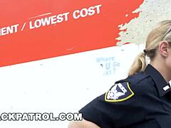 MILF dengan payudara besar mengendarai petugas patroli kulit hitam dalam video HD