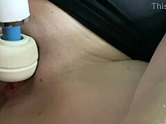 बड़े स्तन वाली गोरी जेना जेम्स अपनी जादुई छड़ी से खुद को खुश करती है
