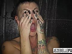 Jezebelle Bonds memantulkan payudaranya yang besar semasa dia basah semasa mandi
