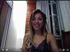 नाओमी बर्निंग, एक स्पेनिश MILF, वेबकैम पर अपने हस्तमैथुन कौशल का प्रदर्शन करती है।