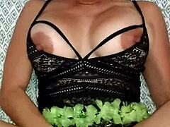 Xania Lomask éjacule fort sur ses gros seins et ses doigts dans une vidéo de masturbation solo