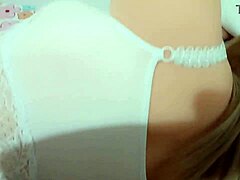 Tonåring med stora bröst får sin första analupplevelse i en hardcore-video