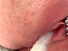 Amatör-milf får sin piercade fitta knullad och fylld med sperma
