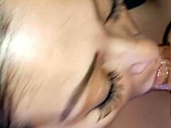 Une latina tatouée fait une pipe sensuelle et se fait baiser violemment