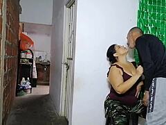 Amatööri Latina äitipuoli nussitaan nuoremman miehen toimesta doggystyle-asennossa