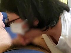 Japán feleség nagy mellekkel szopja a rágó feleségét