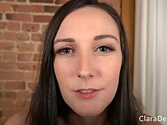 Η απαλή femdom σε δράση - Η Clara διδάσκει πώς να βγάζεις σπέρμα στο πρόσωπο
